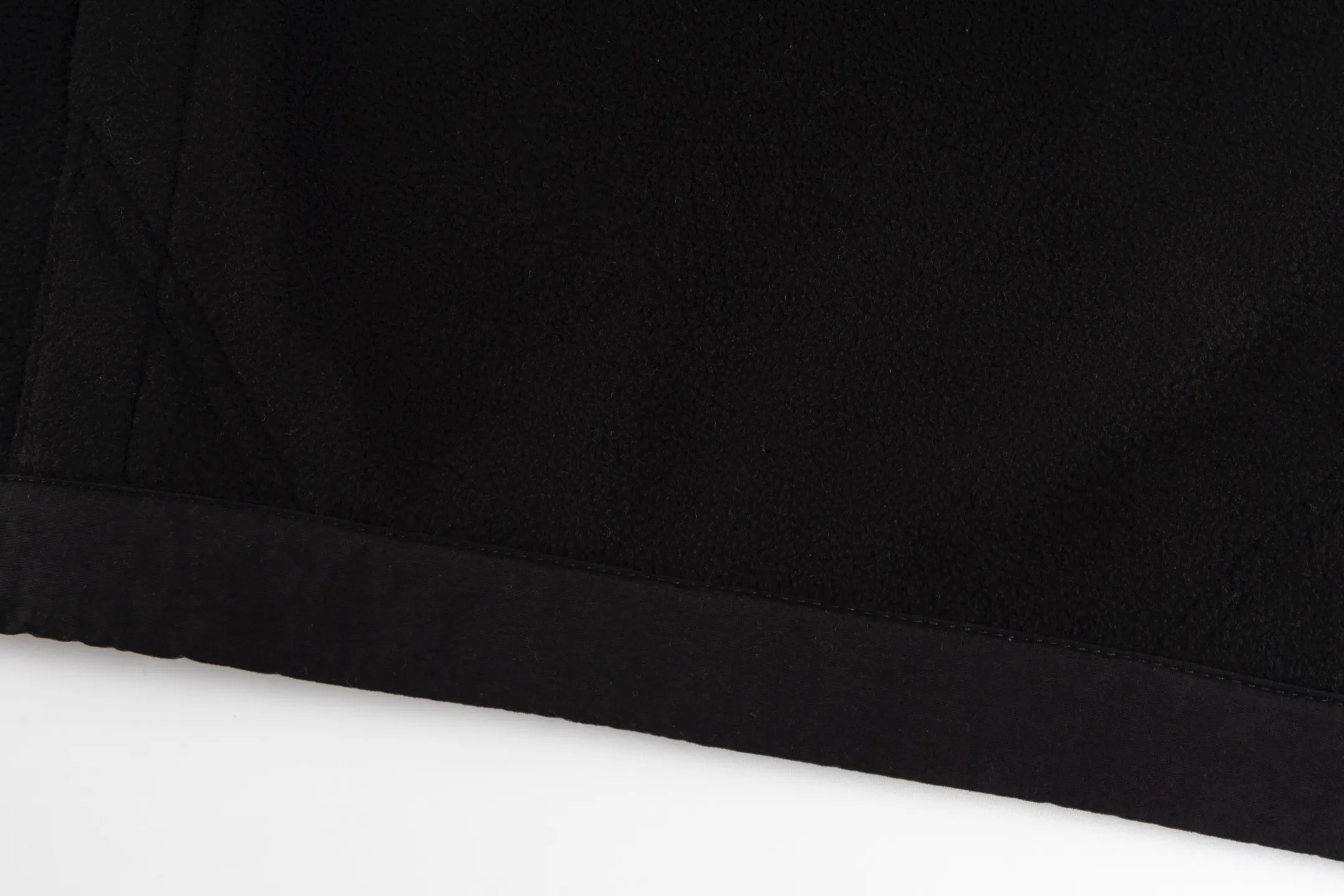 🅿️460 [Exclusive supply] CH Croix Heart Horseshoe double-sided brushed polar fleece hooded sweatshirt. The fabric is made of rare terry and brushed composite fabric, which brings the ultimate soft touch and excellent thermal insulation performance. The fabric has been treated with a special double-sided brushing process to form a delicate polar fleece surface, which not only maintains a crisp shape but also improves wearing comfort. The chest is decorated with the brand's iconic horseshoe embroidery, using high-density embroidery thread to outline a three-dimensional texture. The collar is edged with imported lambskin and matched with a four-button Crusader flower made of real antique silver. The details are full of luxury. The hem is embellished with traditional melon beads, each of which is hand-made genuine antique silver. The interior is treated with velvet to ensure warmth and temperature locking. The overall craftsmanship continues Chrome Hearts' consistent meticulous workmanship. From fabric selection to decorative details, it reflects the brand's ultimate pursuit of quality, perfectly integrating street style with high fashion. Size:S-M-L